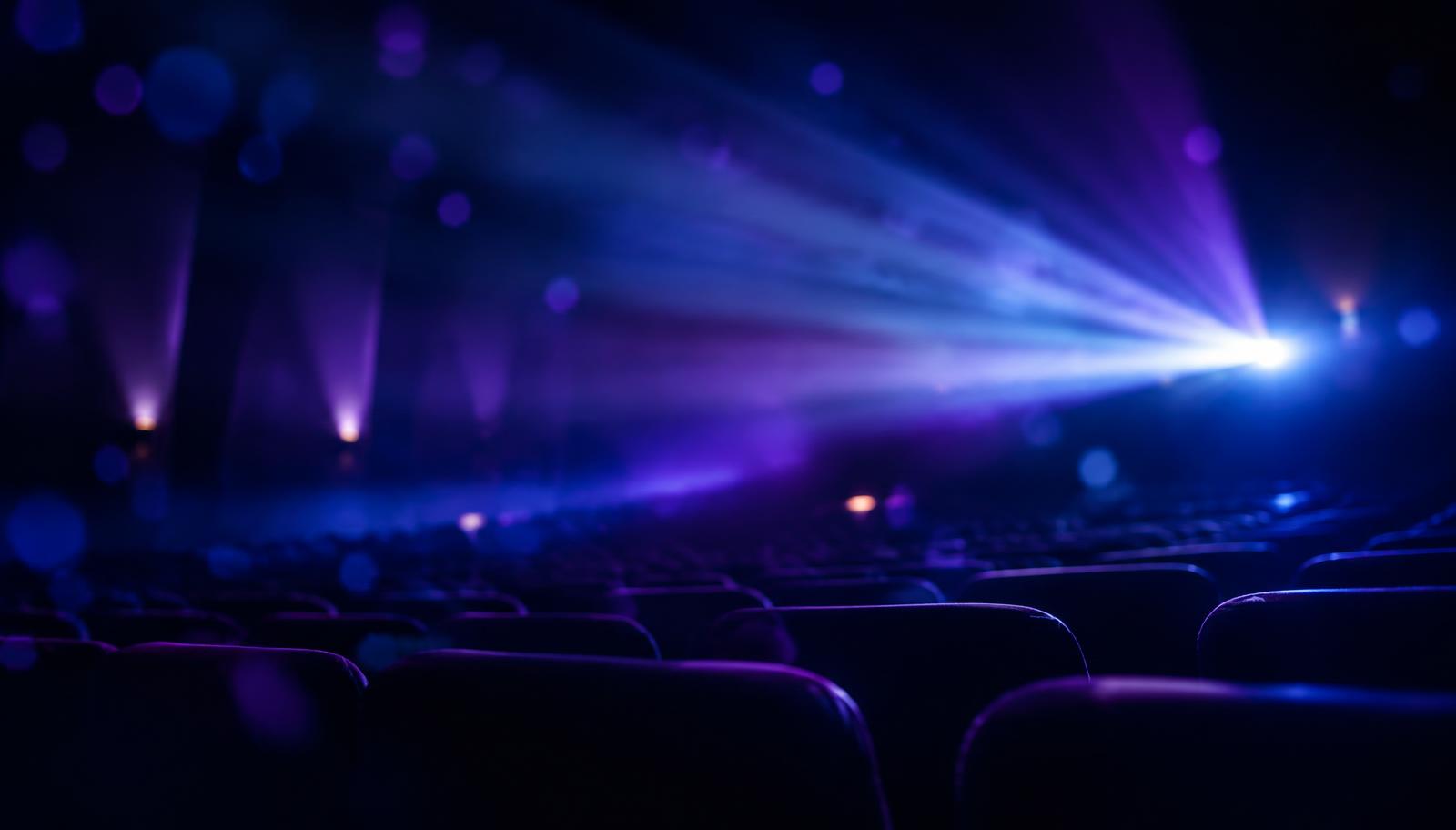 Ambiente de cinema em casa com luz roxa
